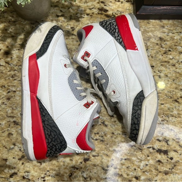 Air Jordan 3 Retro Fire Red 2022 Sneakers 2.5Y - Picture 3 of 9